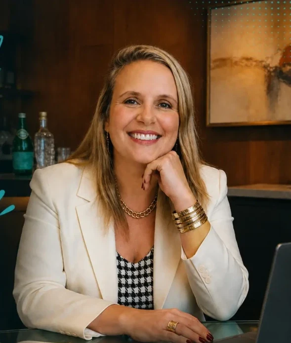 Ana Paula Moloni, arquiteta e urbanista, sorrindo à mesa de trabalho